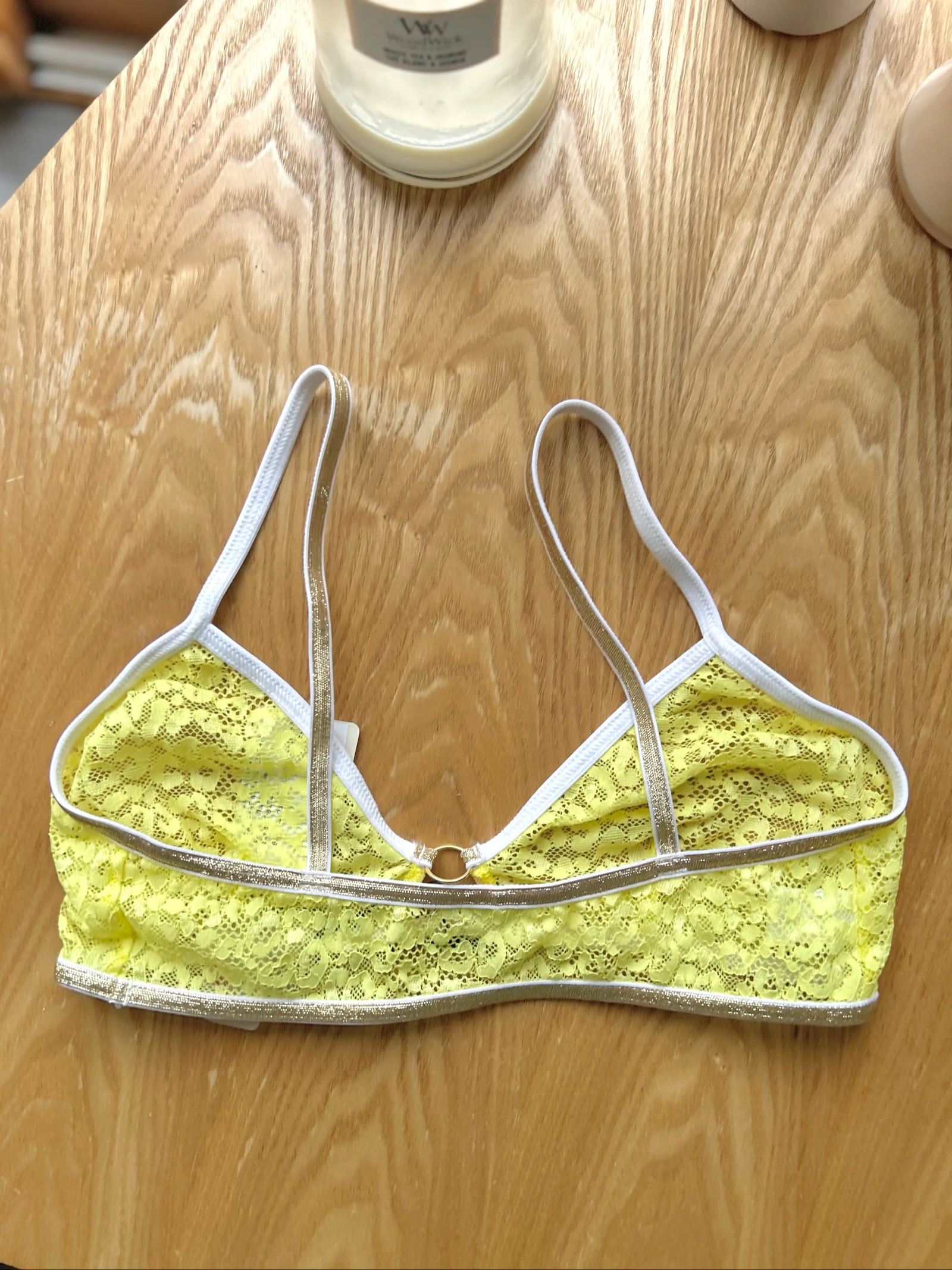 Conjunto de lingerie sutiã e tanga amarelo e dourado em poliamida La Nouvelle – photo 11